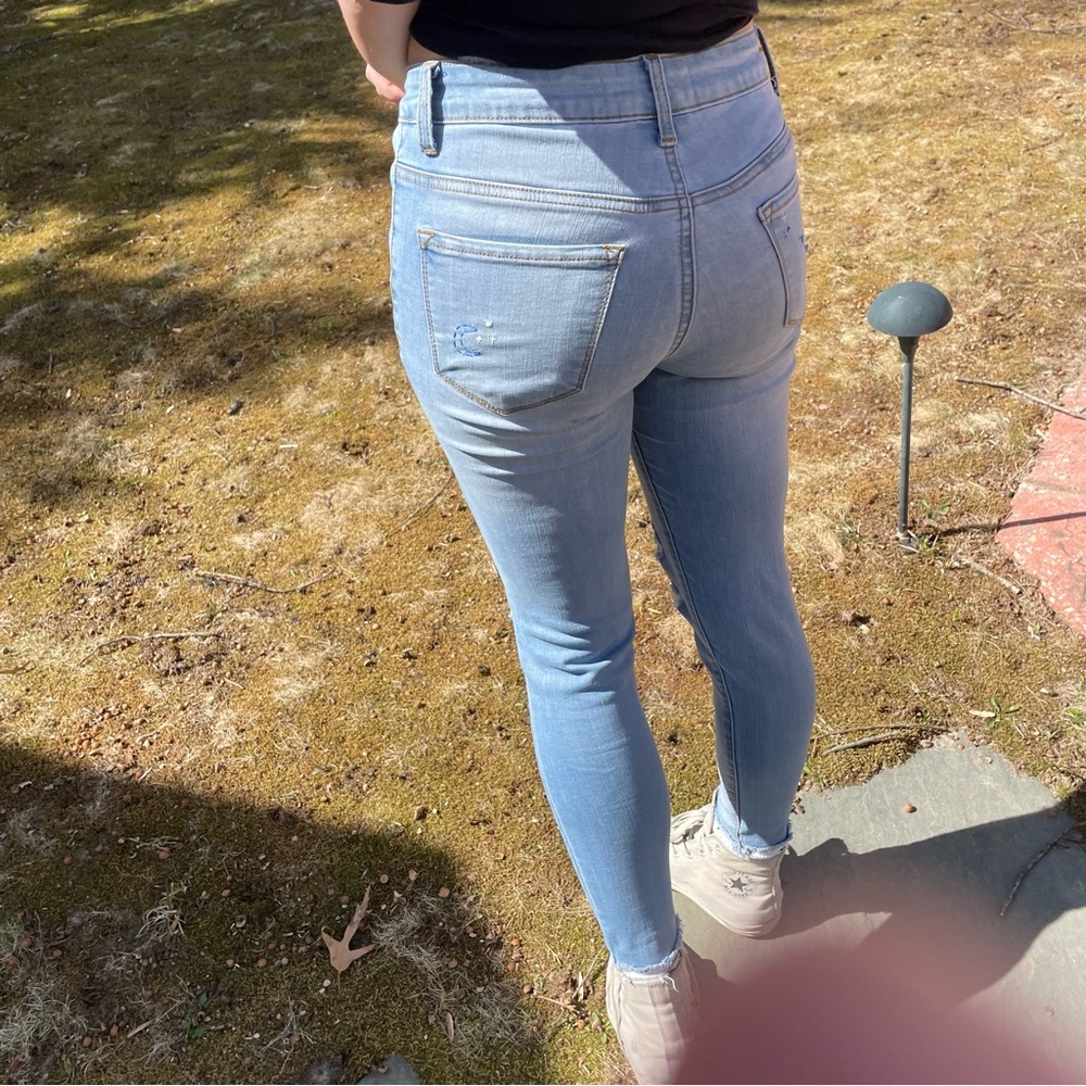 embroidered jeans🌙 light to mid wash denim with distressed hems and rips - Picture 8 of 9